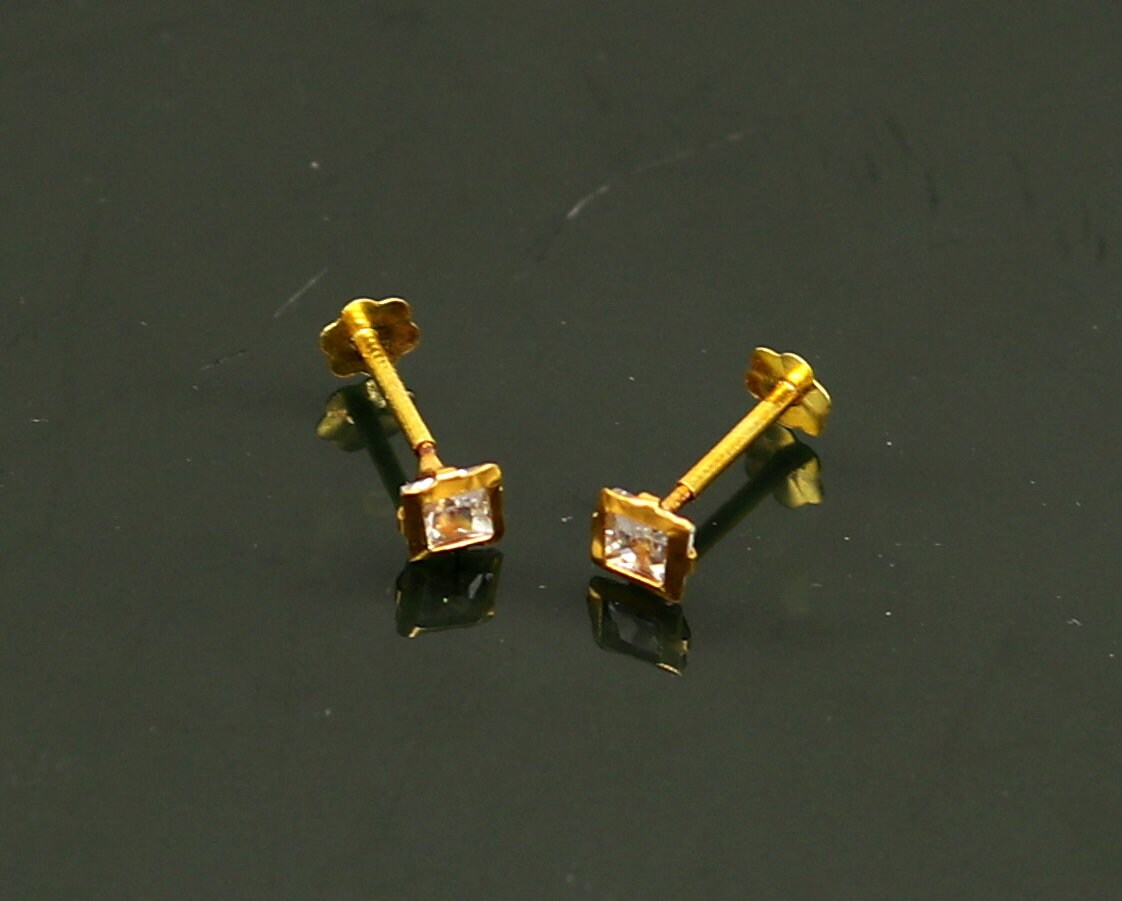 Diamond flower earrings in yellow gold | KLENOTA